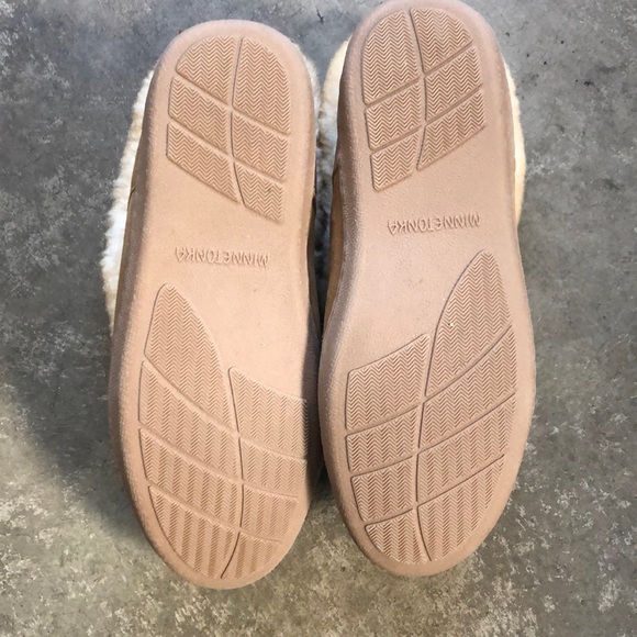 Minnetonka Sheepskin Ankle Boot || s: 8 - Picture 3 of 6